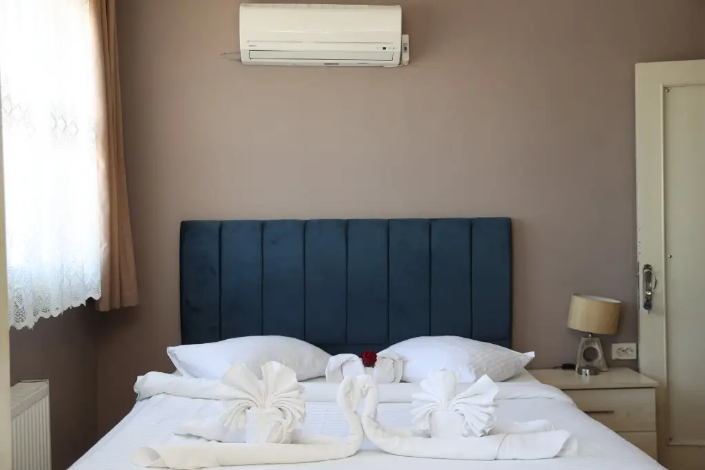 Standart odada çift kişilik yatak