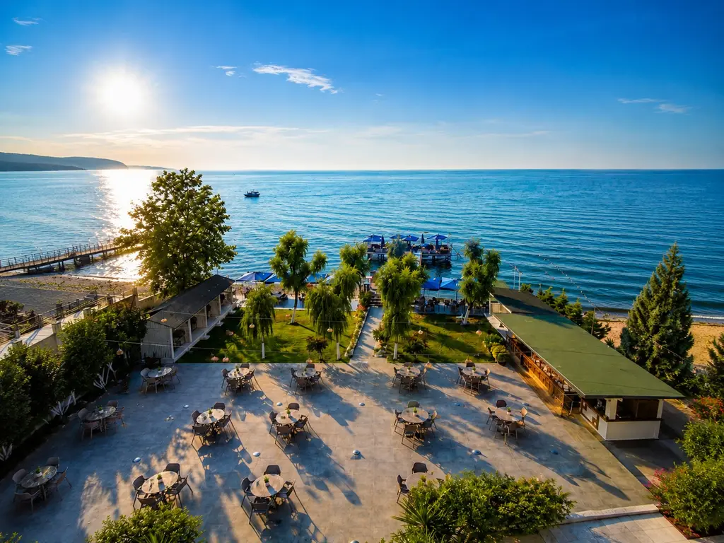 Yukarıdan otel bahçesi, iskele ve deniz
