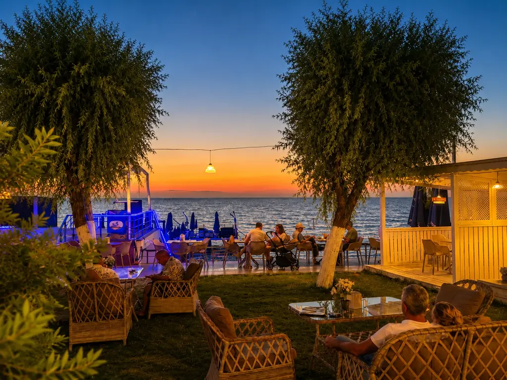 Akşam restoran terasında masalar