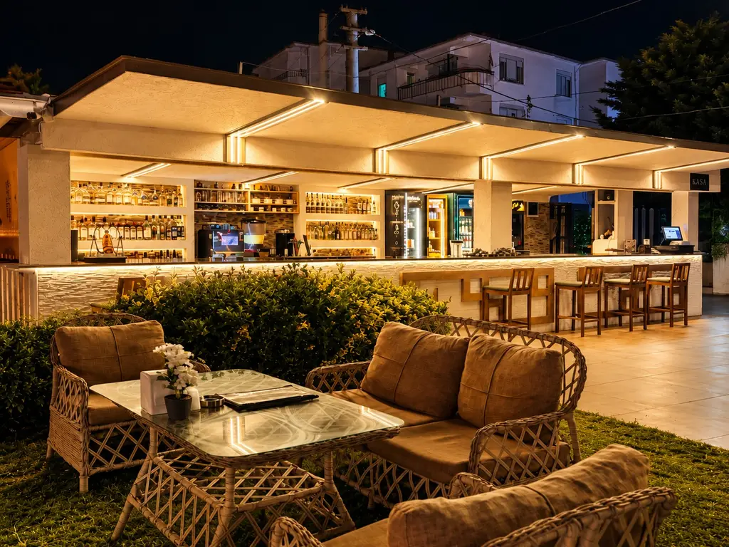 Beach Cafe barı ve oturma alanı, akşam